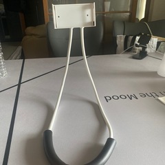 スマホホルダー 卓上スタンド 首掛けスマホ ホルダー スマホスタンド 車 ヘッドレスト 首 腰掛け 自撮り棒の画像