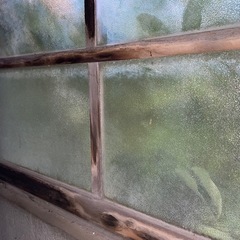 古い家の昔のガラス戸、ガラス窓の画像