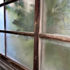 古い家の昔のガラス戸、ガラス窓の画像