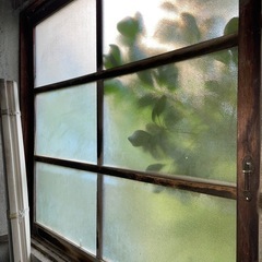 古い家の昔のガラス戸、ガラス窓の画像