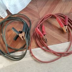 牽引ロープとブースターケーブルの画像