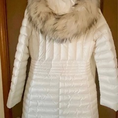 フード付きダウンコートの画像