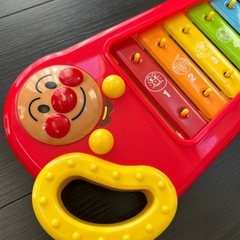 アンパンマン鉄琴、ほぼ新品スタイ2枚、わんわんうーたんシャンプーハット2つの画像