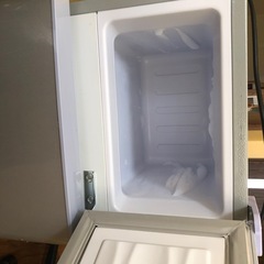 2ドア小型冷蔵庫の画像