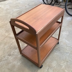 木製のキッチンワゴンの画像