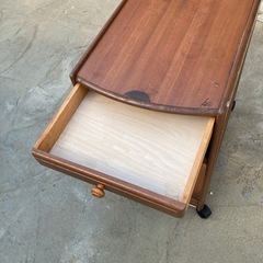 木製のキッチンワゴンの画像