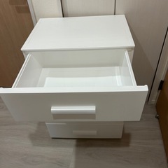 衣装ケース 4段 プラスチック ワイド チェスト タンス 収納ケース 引き出し 大容量 幅56cm 奥行42cm 高さ79cm ホワイト色の画像