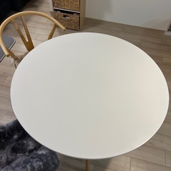 　円形ダイニングテーブルの画像