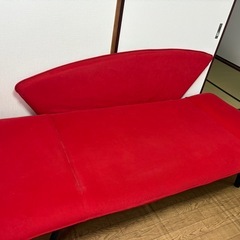赤色の2人がけソファーの画像