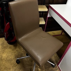 オフィスデスクと椅子のセットの画像