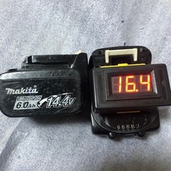 ④マキタ14v純正バッテリーBL1460B中古美品、残量表示有り、２個の画像