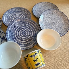 平皿8枚、小鉢2つ、茶碗3つセットの画像