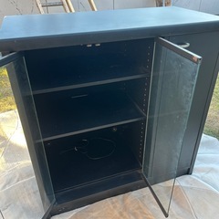 黒スチールキャビネット／ガラス戸＋収納扉付きの画像