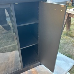 黒スチールキャビネット／ガラス戸＋収納扉付きの画像