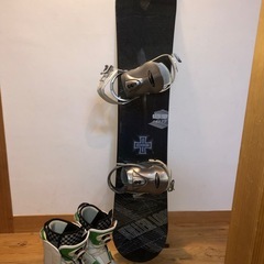 子供用スノーボードとブーツセットの画像