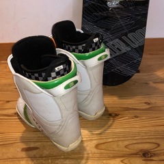 子供用スノーボードとブーツセットの画像