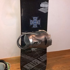 子供用スノーボードとブーツセットの画像