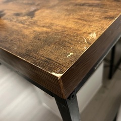 テーブルと椅子の画像