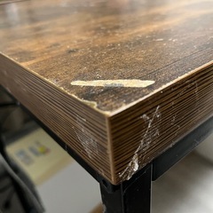 テーブルと椅子の画像