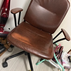 テーブルと椅子の画像