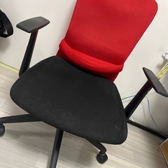 テーブルと椅子の画像