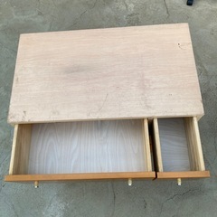 木製のチェストの画像