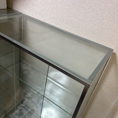 ガラス飾り棚の画像