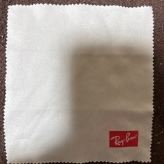 噛まれたメガネとレイバンの画像