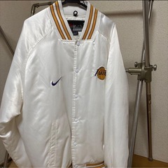 NIKE レイカーズ スタジャン ボンバージャケットの画像