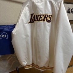 NIKE レイカーズ スタジャン ボンバージャケットの画像