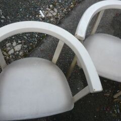 丸形テーブルとイス２脚　木製品の画像