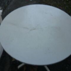 丸形テーブルとイス２脚　木製品の画像