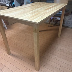 木目ダイニングテーブルの画像