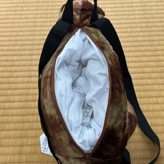 恐竜のぬいぐるみカバンの画像