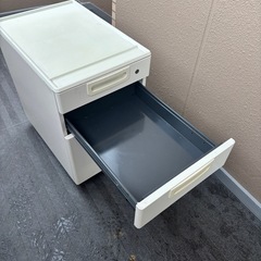 デスクの引出し  キャスター付きの画像