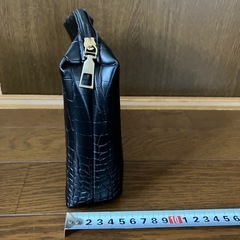 ブラック合成皮革ポーチの画像