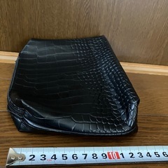 ブラック合成皮革ポーチの画像