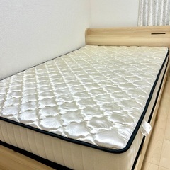 セミダブルベットフレーム、マットレスの画像