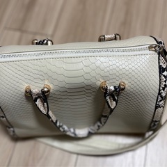 ホワイト パイソン調 型押し 2WAY ハンドバッグ ショルダー ゴールド金具 の画像