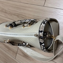 ホワイト パイソン調 型押し 2WAY ハンドバッグ ショルダー ゴールド金具 の画像