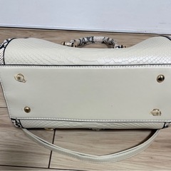 ホワイト パイソン調 型押し 2WAY ハンドバッグ ショルダー ゴールド金具 の画像