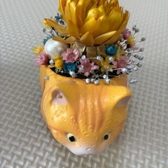 猫の置き物（ドライフラワー部分手作りの画像