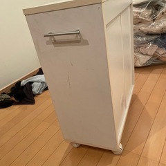 傷有り　キャスター付き棚の画像