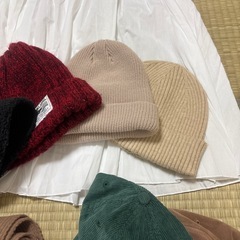 《新品あり》しまむら2025年福袋、choco、キャミソール、ニット帽、マフラー、キャップ、バケットハットの画像