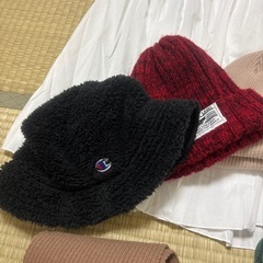 《新品あり》しまむら2025年福袋、choco、キャミソール、ニット帽、マフラー、キャップ、バケットハットの画像