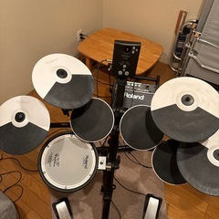 ローランド電子ドラムとモニターセットの画像
