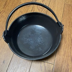 黒い鋳鉄製いろり鍋の画像