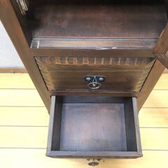 木製キャビネット ガラス扉 スリム収納棚 引き出し2杯 飾り棚 コレクションケース リビング収納　【糸島市内 送料無料】251127-3-001の画像