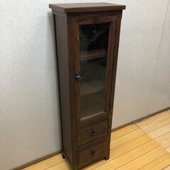 木製キャビネット ガラス扉 スリム収納棚 引き出し2杯 飾り棚 コレクションケース リビング収納　【糸島市内 送料無料】251127-3-001の画像