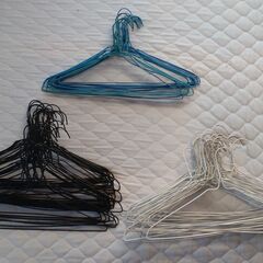 ワイヤーハンガー　80本まとめ売り （黒.白.青）の画像